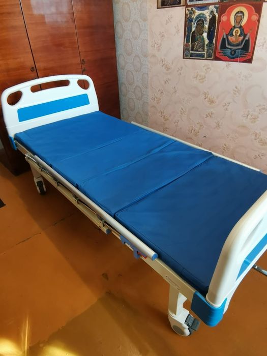 Медицинская кровать на колёсах AIRM HEALTH механическая 2-секционная