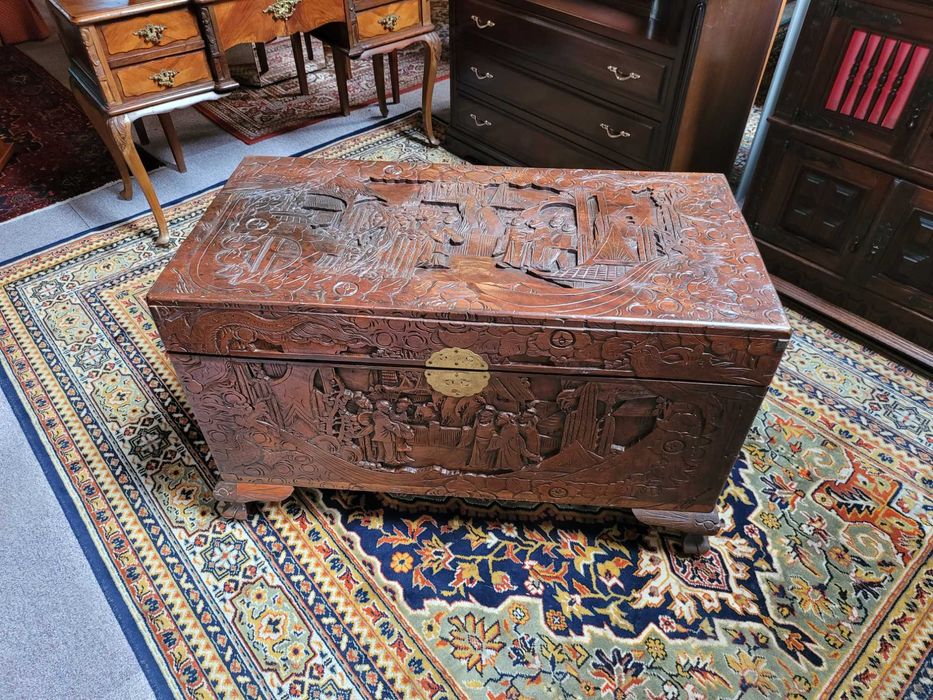 Arca / Baú antigo em madeira de canfora trabalhada - Bom estado geral