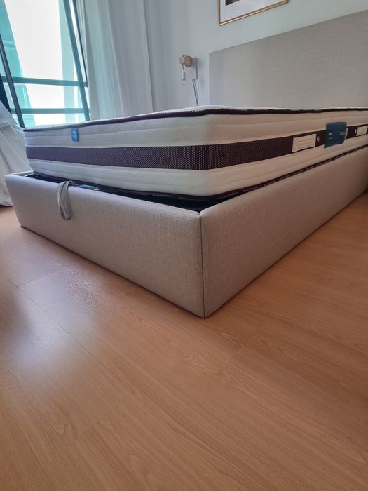 Vendo cama com cabeceira em tecido e colchão