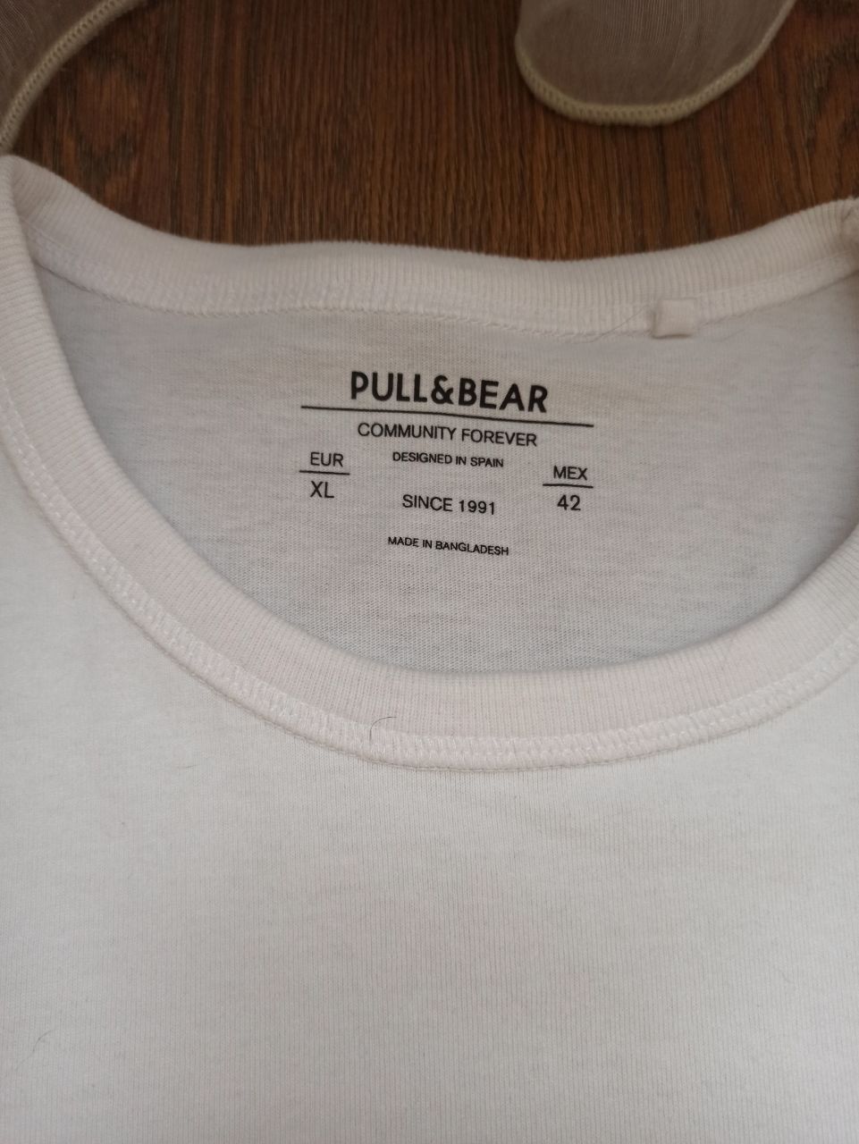 Продам мужскую белую футболку PULL &BEAR p.XL.