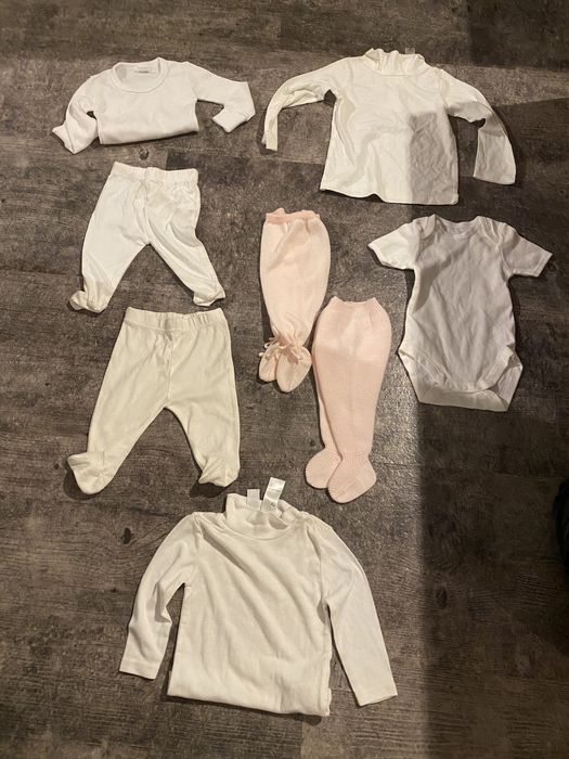 calcas e camisolas /bodies de bebe, capa chuva , vestidos , babetes com etiqueta