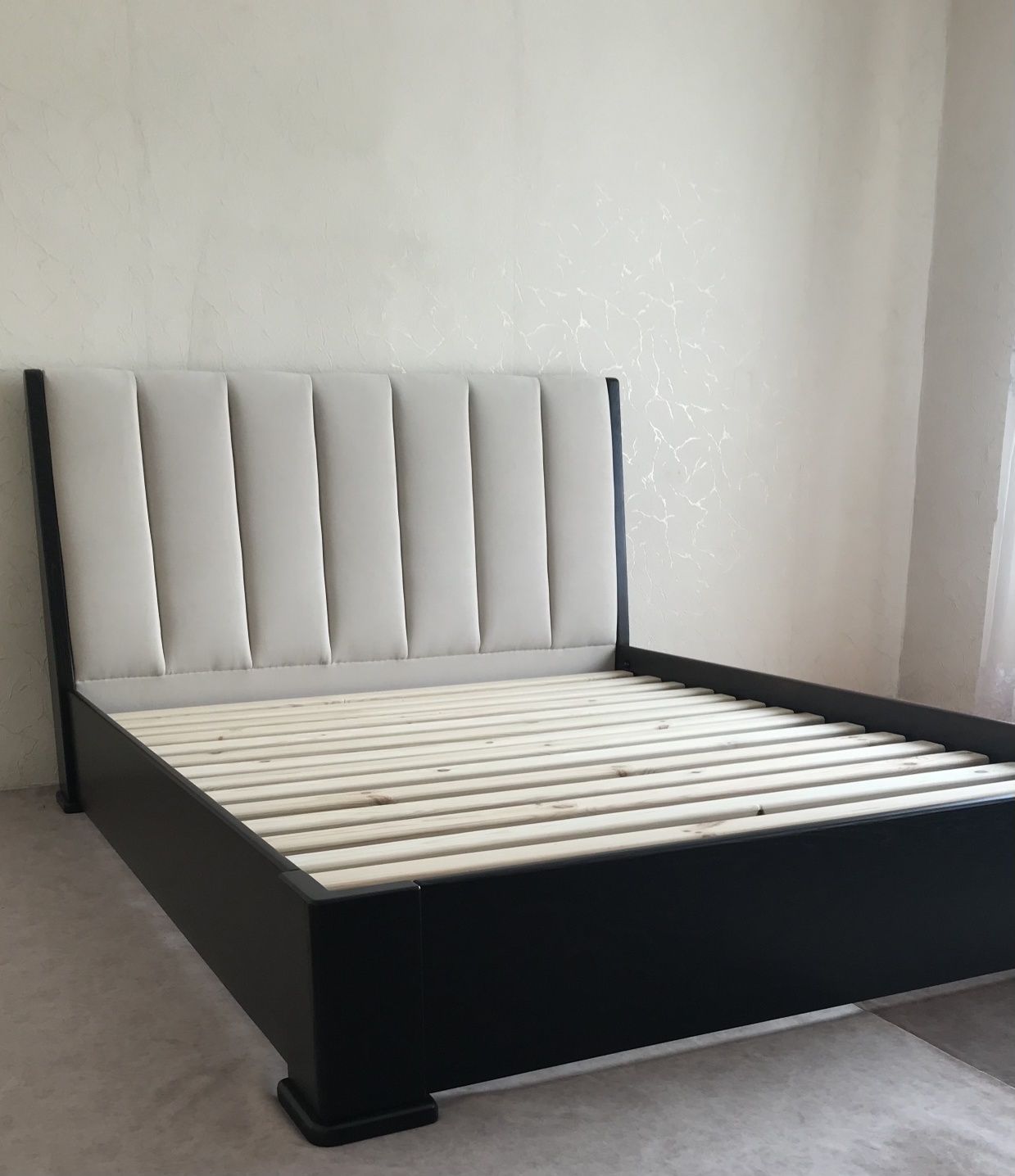 Ліжко,ліжко з масиву ясена з м'яким узголів'ям, меблі для спальні.