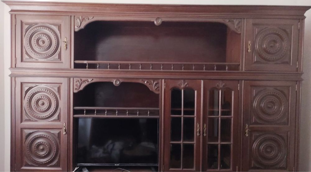 Móvel de Sala de Estar em Madeira Maciça – Clássico e Espaçoso