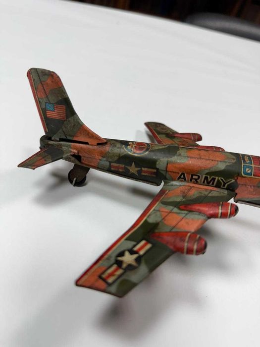 Avião Militar Vintage em Lata Litografada – Décadas de 1950/60