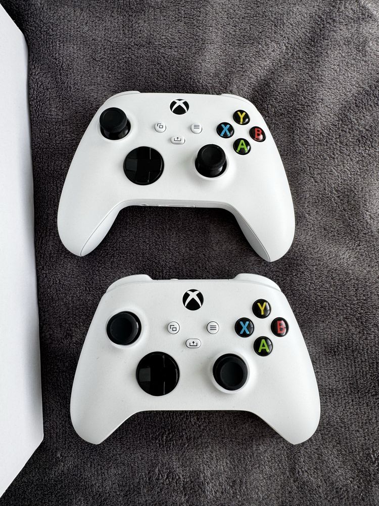 Xbox Series S з двома геймпадами