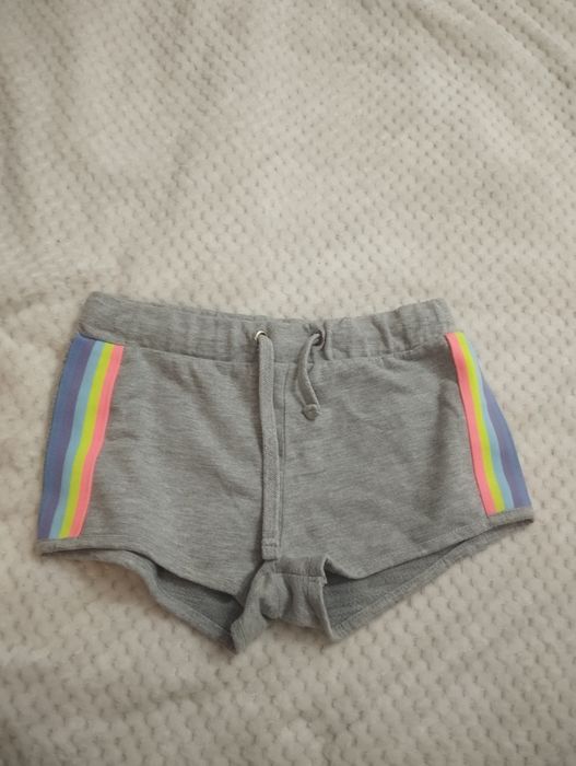 Szare spodenki z tęcza po bokach