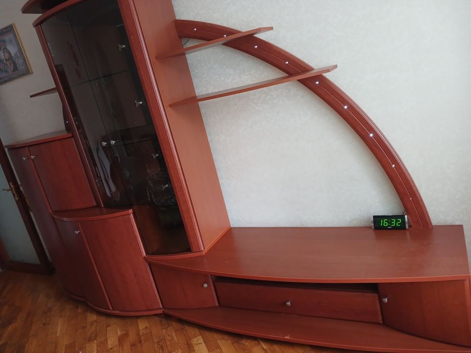 Шафа в вітальню. Не нова.