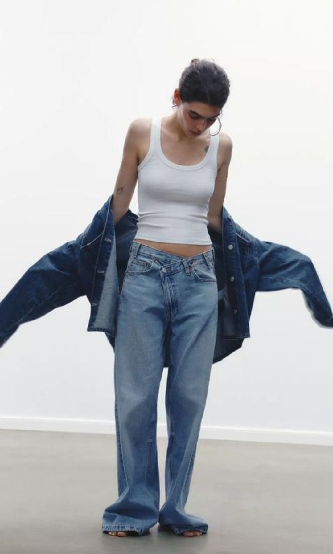 Джинси zara wide leg із високою посадкою і запахом на поясі.
