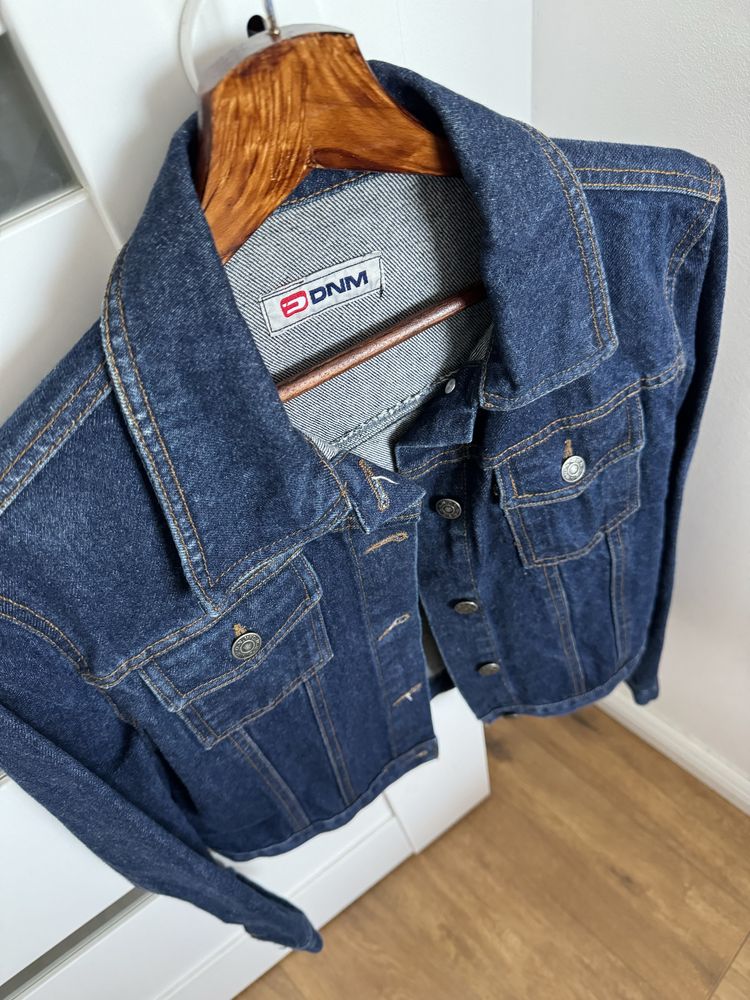 ciemny jeans kurtka jeansowa