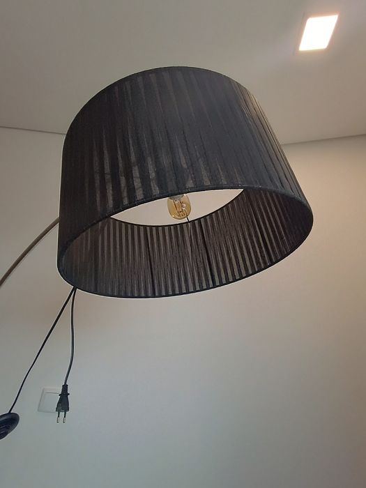 Candeeiro de pé com base em pedra