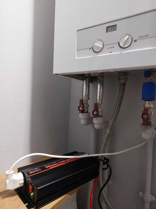 Преобразователь Инвертор Інвертор UKC 12V-220V 1300Вт ИБП ДБЖ UPS 10Am