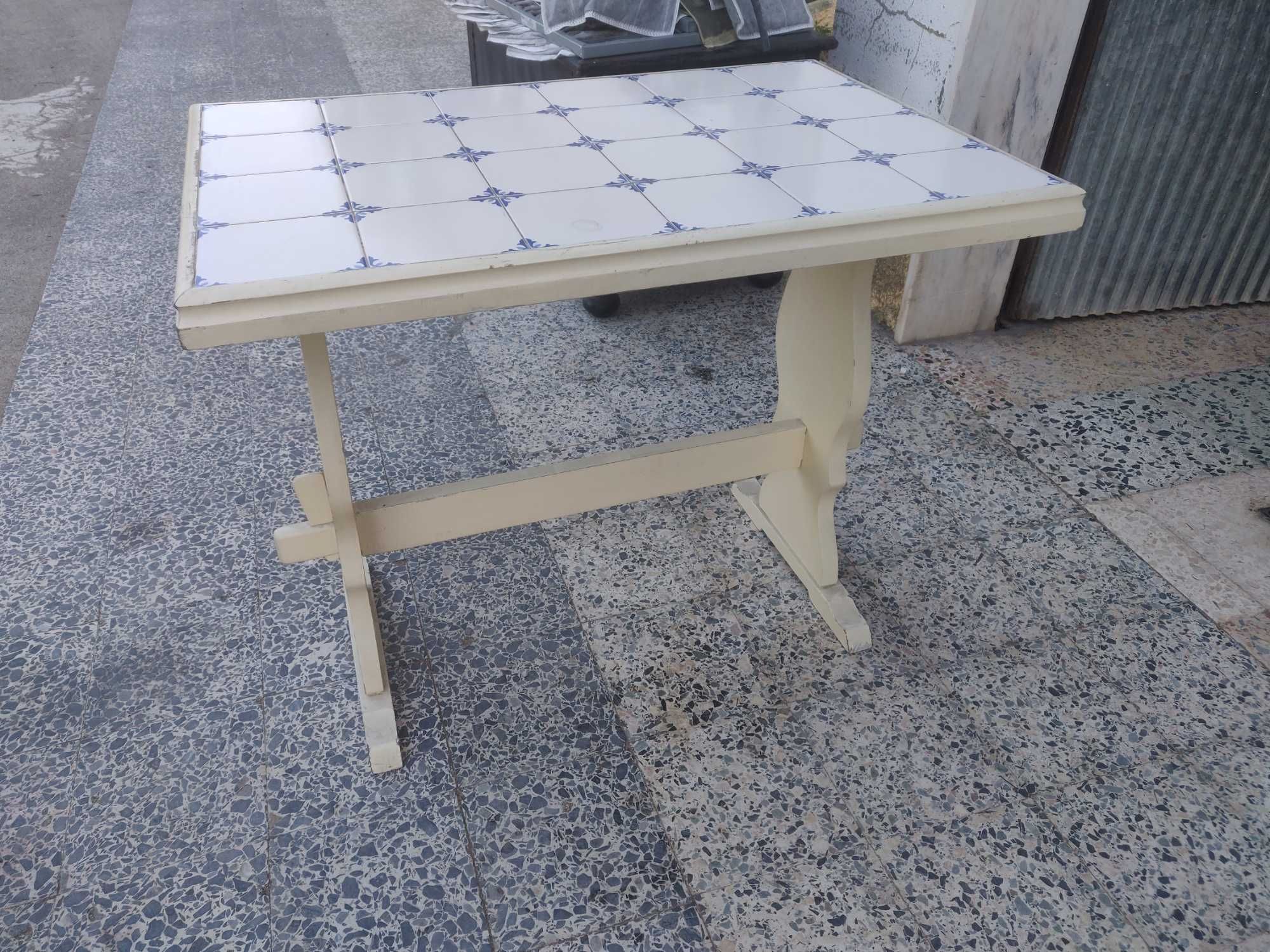Mesa com azulejos