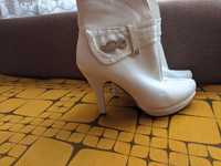 Білі жіночі черевики