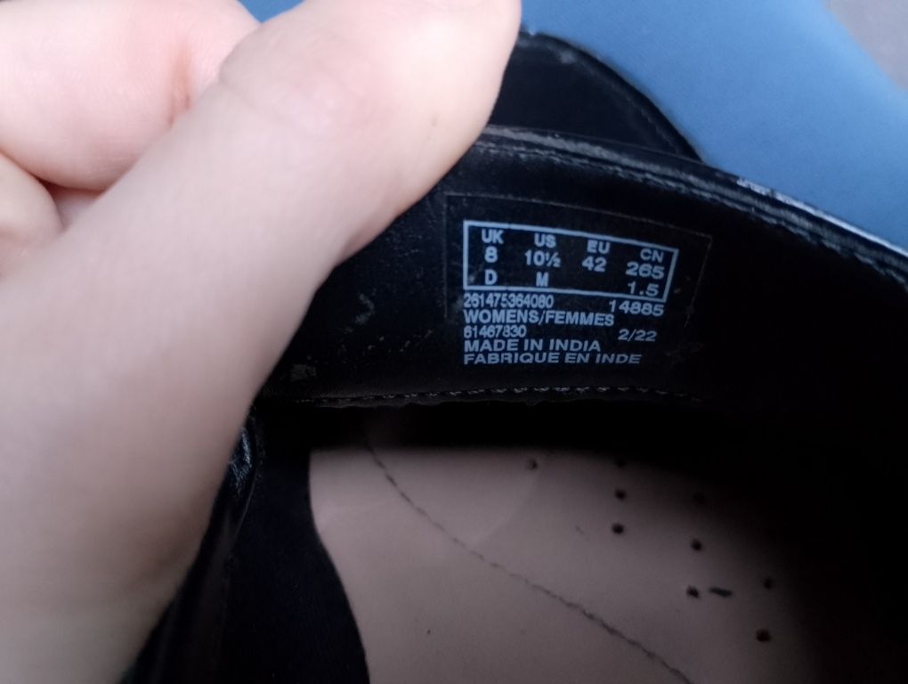 Czarne loafersy półbuty mokasyny lakierki skóra lakierowana 42 Clarks