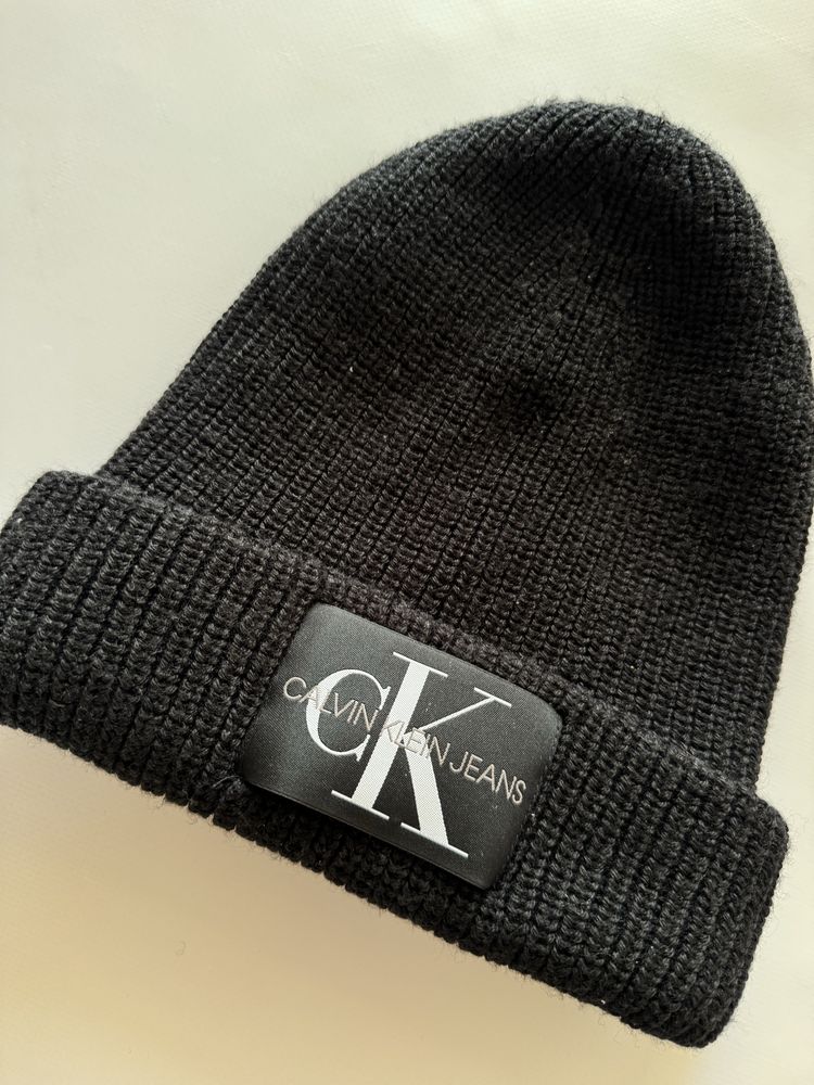 Шапка чорна від cK