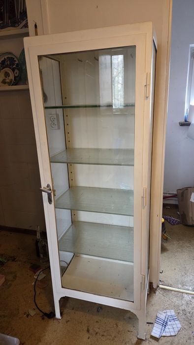 Stara szafka lekarska witryna