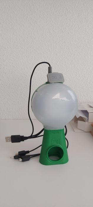 Фонарик заряжается от солнечной батореи и от сети заряжает мобильны