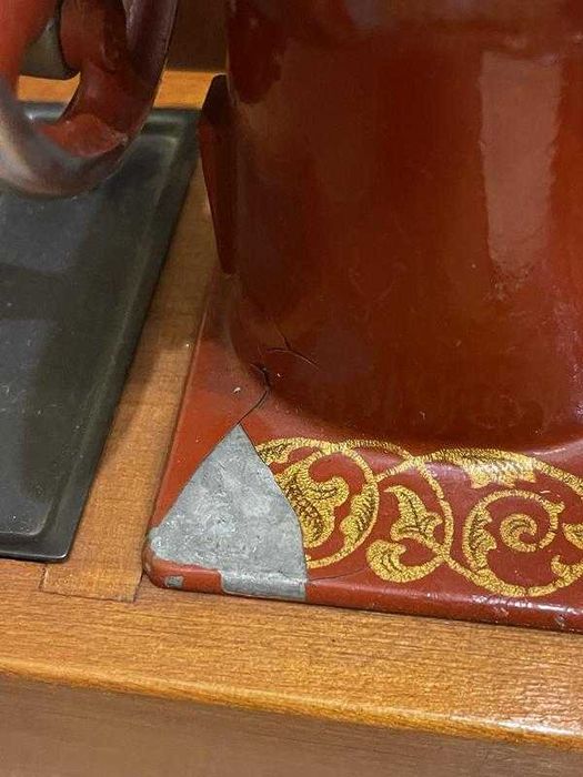 Іграшкова вінтажна швейна машинка