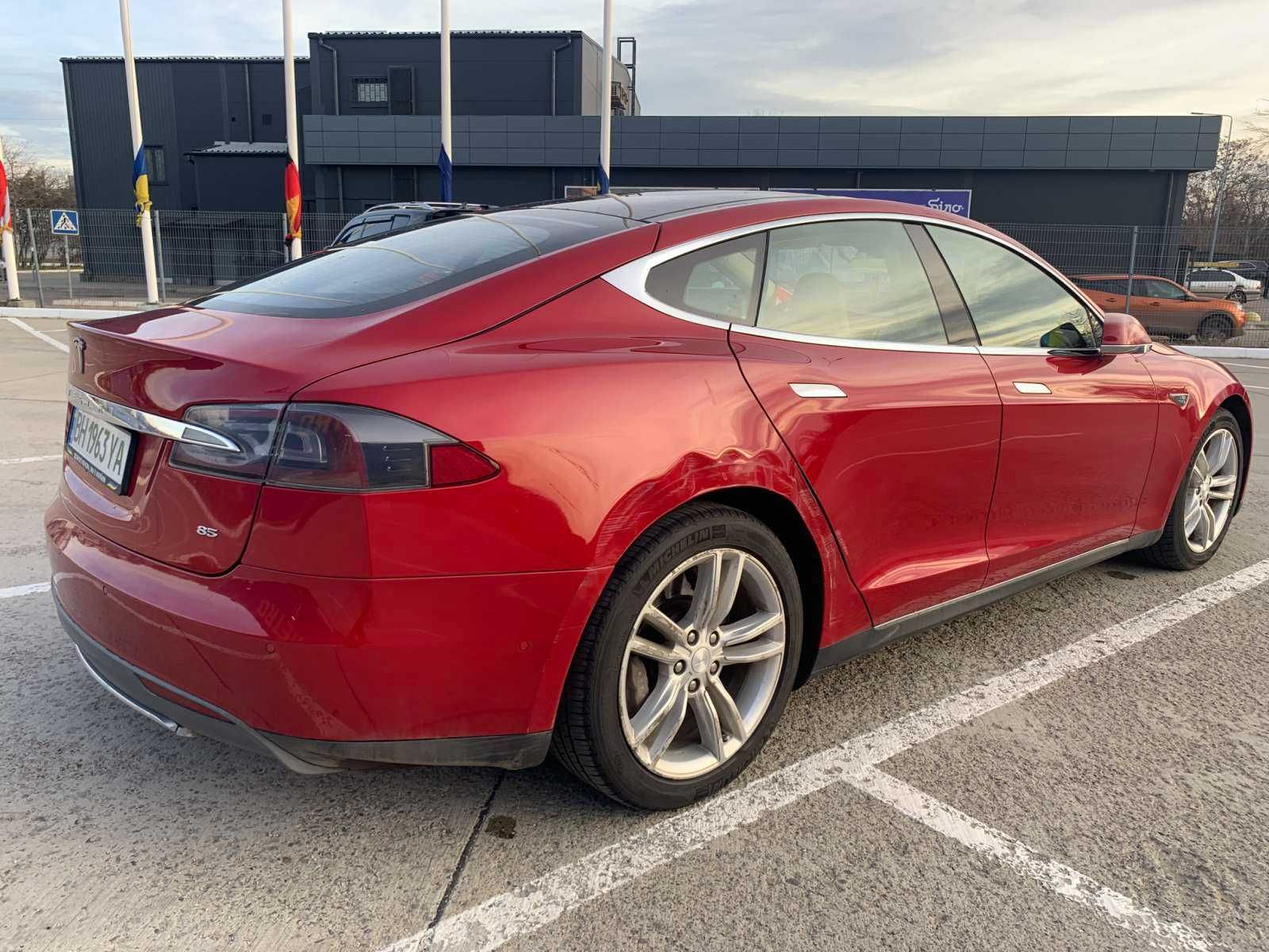 Tesla Model S 2014 г.в. (на коже с панорамой)