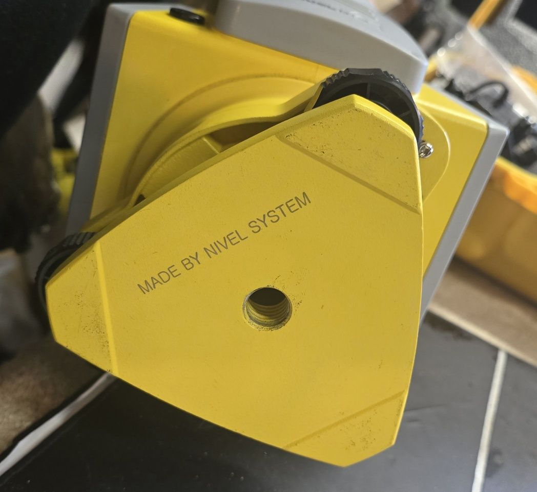 Teodolit elektroniczny Nivel System DT-2 z osprzętem
