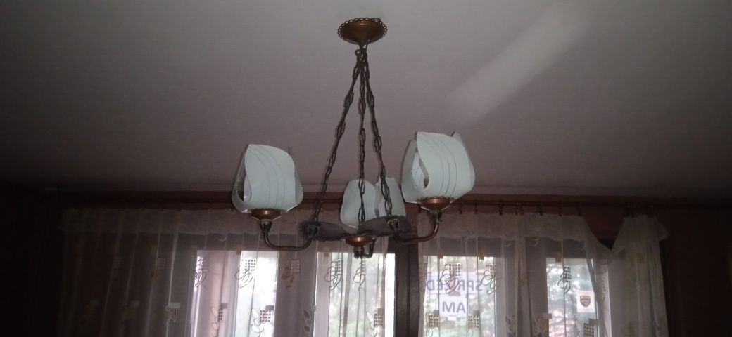 Stary żyrandol z PRL szkło gięte, mosiądz