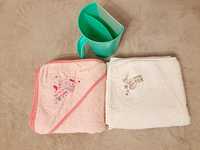 Ręczniki niemowlęce z kapturkiem i kubek do spłukiwania głowy.