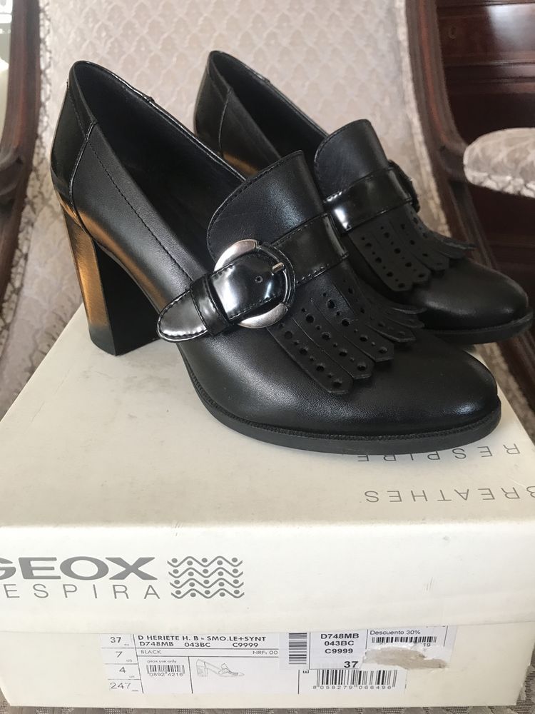 Sapatos pretos Geox 37 novos tacão médio