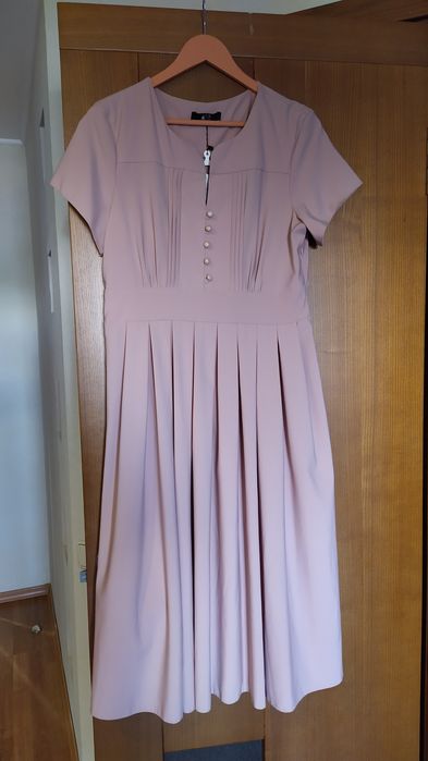 Сукня кольору пудра