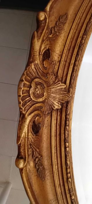 Moldura em talha dourada com espelho biselado 108 x 88 cm