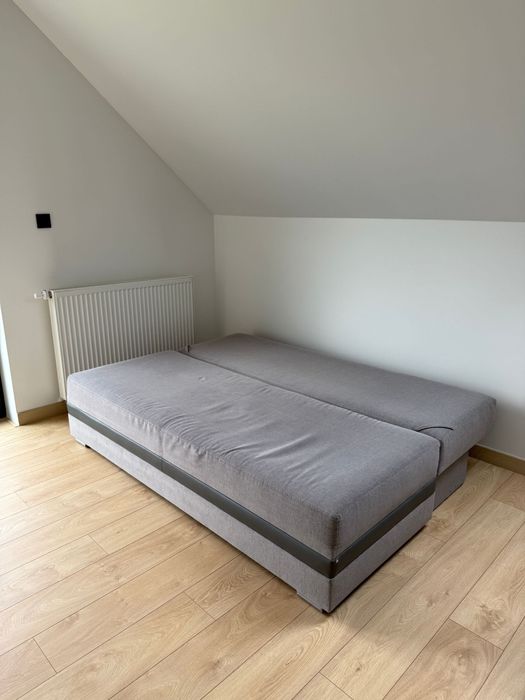 Rozkładana szara kanapa/sofa z poduszkami