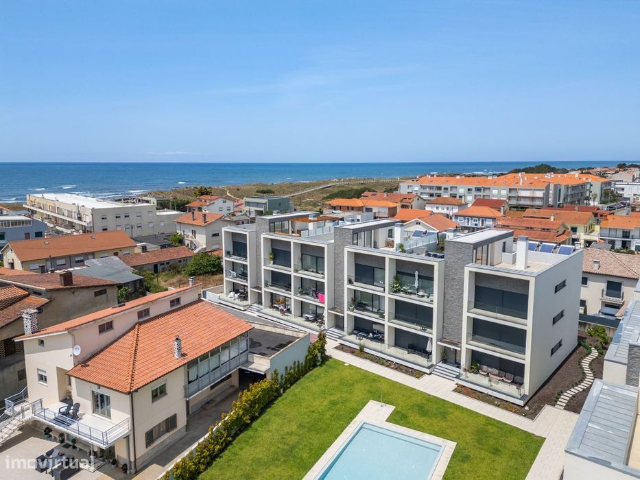Apartamento T2 em condomínio fechado com piscina e vista mar