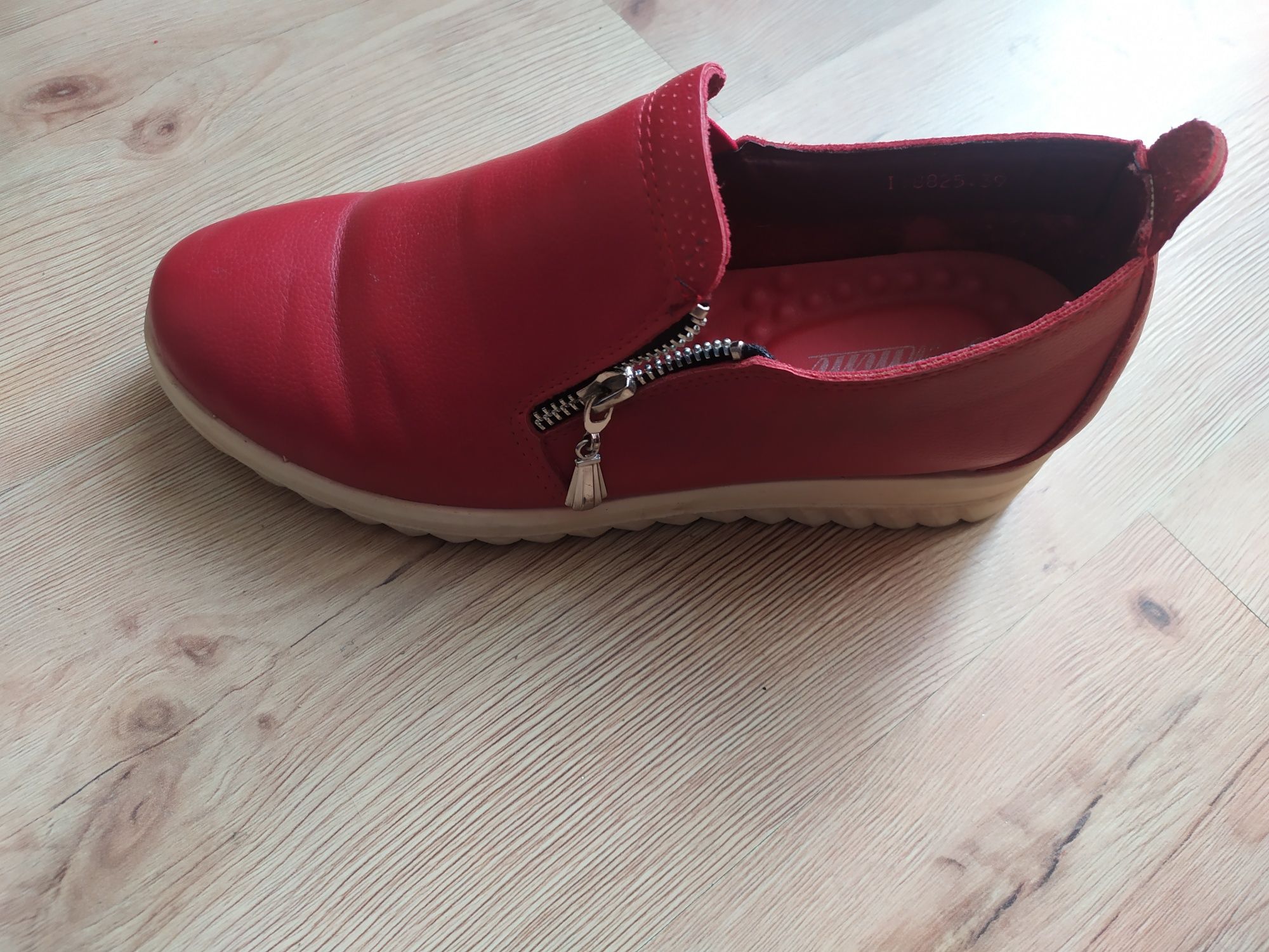 Buty botki damskie czerwone rozmiar 38 długość wkładki 24,5 cm .
