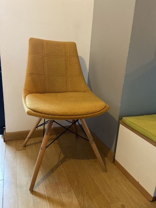 Krzesło musztardowe tapicerowane drewniane