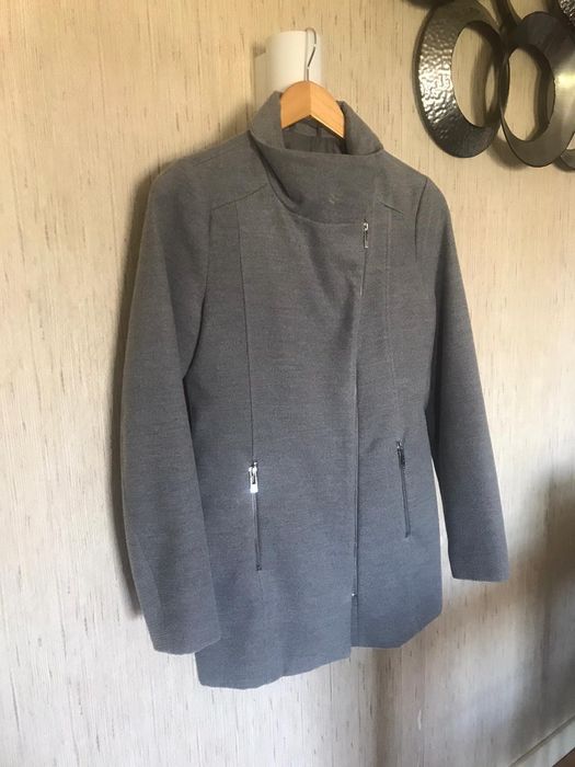 Casaco comprido cinzento