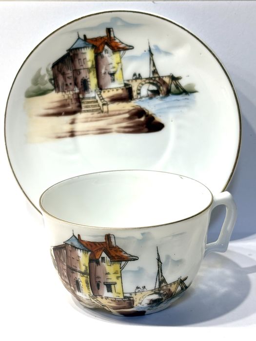 Antiga chávena com pires em porcelana Vista Alegre pintadas à mão