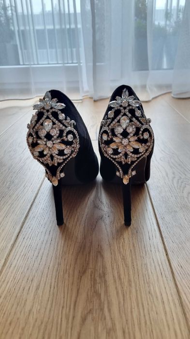 Eleganckie zamszowe obcasy z kryształkami Tulipano rozmiar 40
