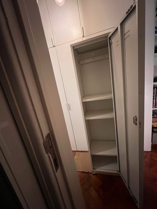 Armário IKEA metálico