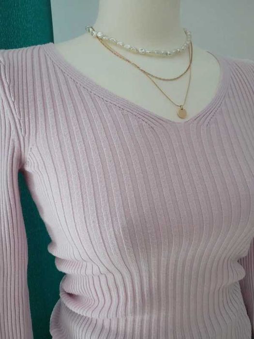 Jasnoróżowy wiskozowy prążkowany sweterek z dekoltem V