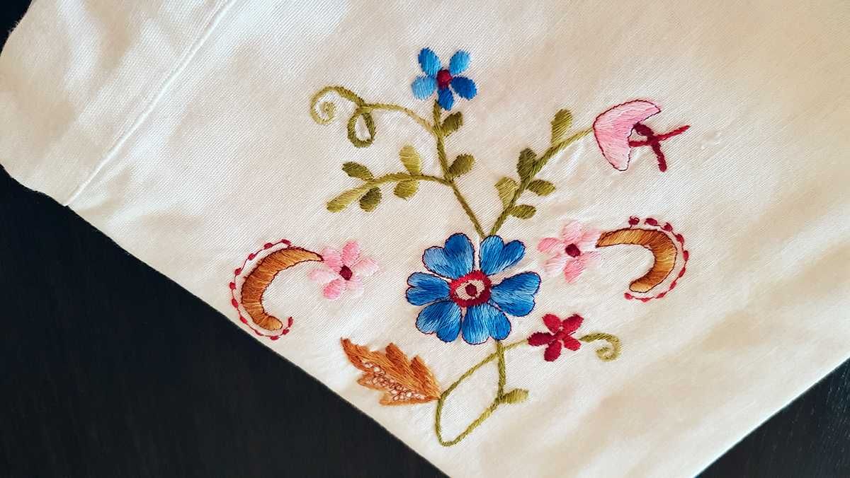 Lençol, fronhas e travesseiro com bordados à mão - flores