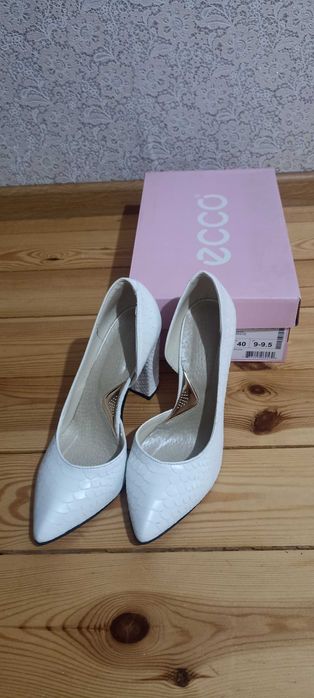 Весільні білі туфлі