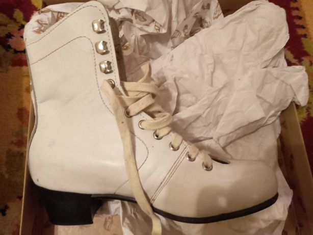 Коньки ботинки белые,37 размер новые.