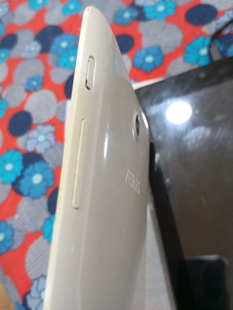 25€ tablet ASUS precisa de uma capa nova tem os botões estragados,