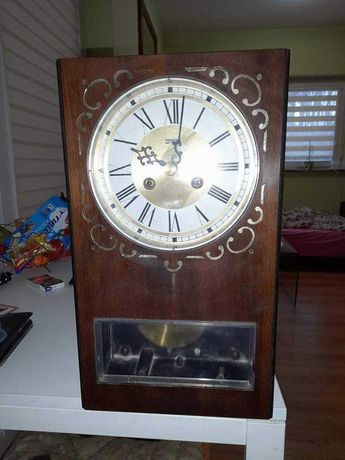Stary piękny wiszący zegar Metron