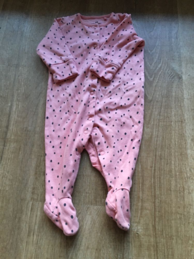 Różowy pajacyk śpiochy w kropki marki Next Baby 56