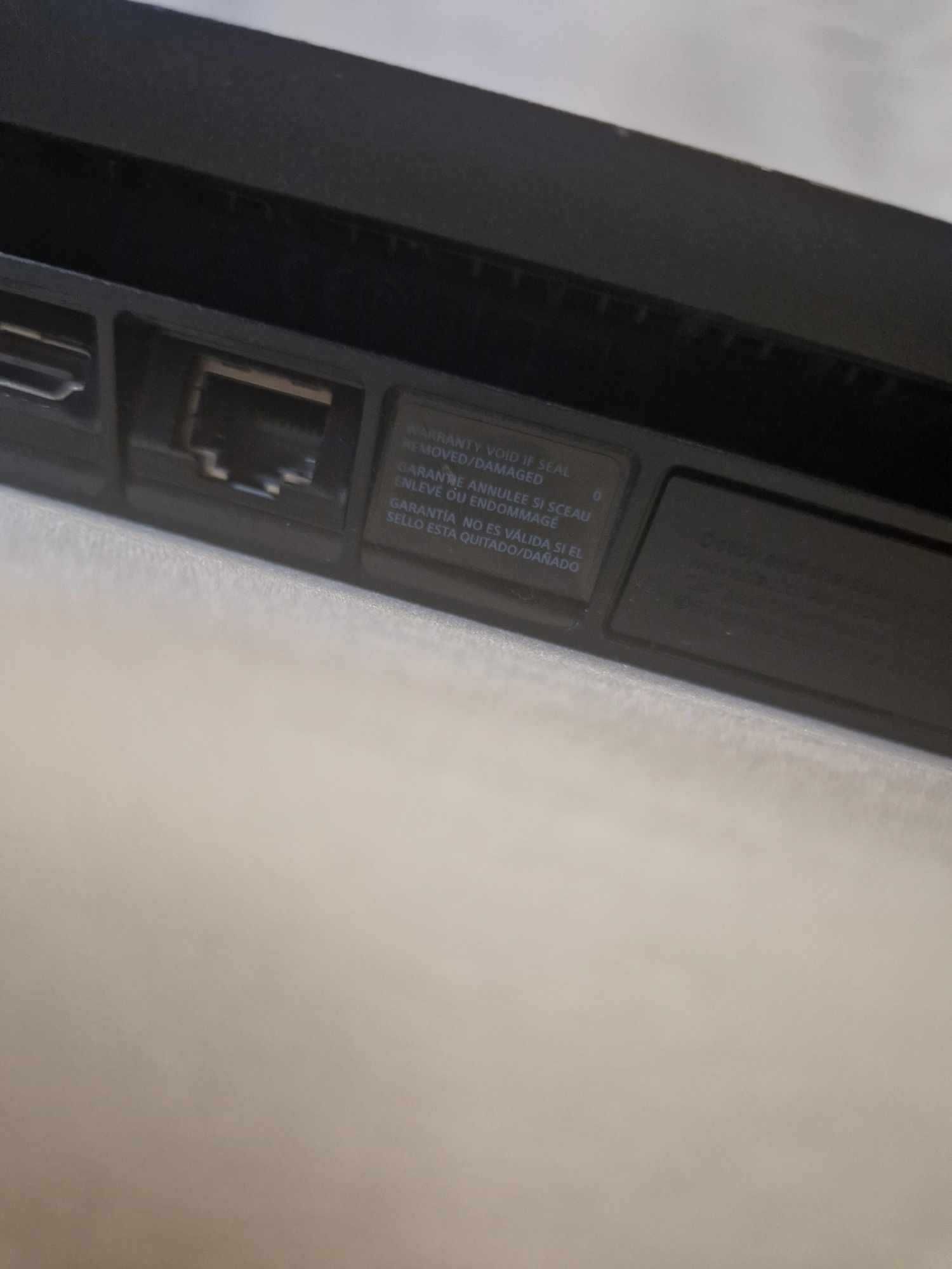 Konsola PS4 500 GB z padem FC i 2 gry