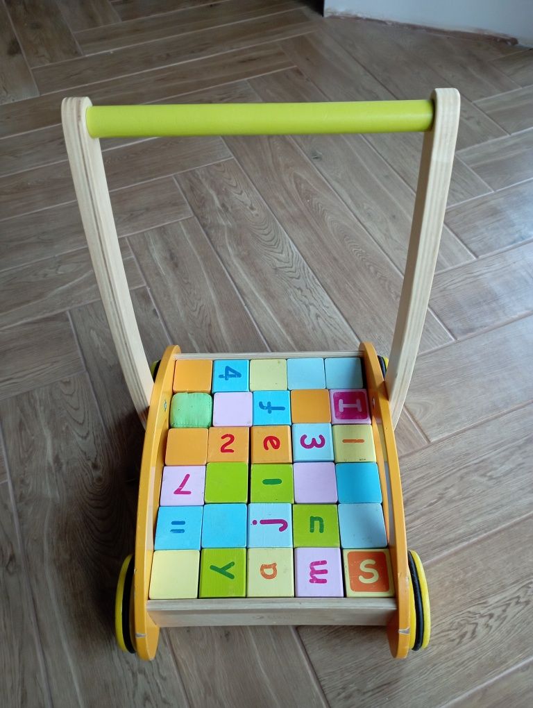 Wózek drewniany pchacz jeździk z klockami alfabet