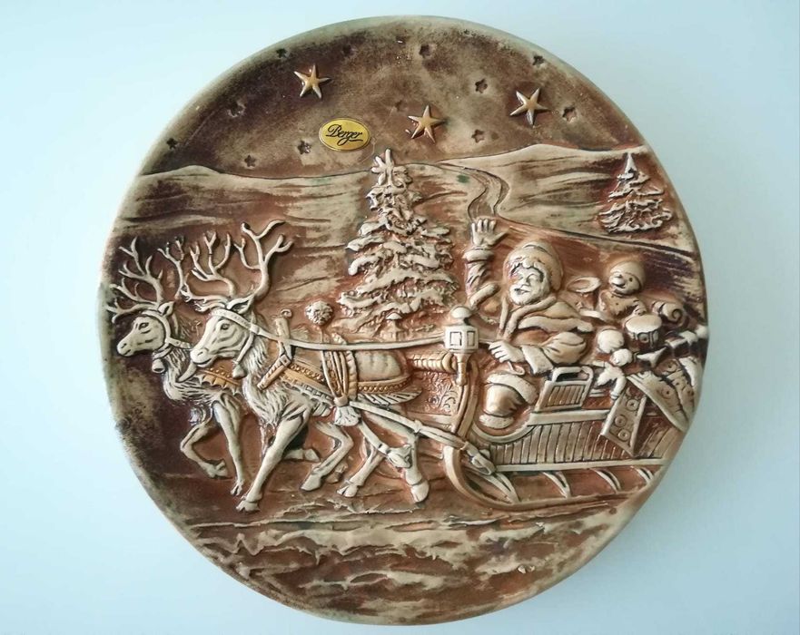 Prato decorativo com relevos sobre o Natal