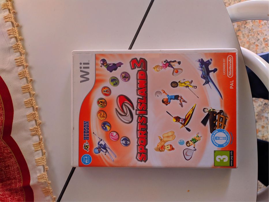Nintendo Wii com 2 comandos + 4 jogos (Wii sports, Wii Sports Resort…)