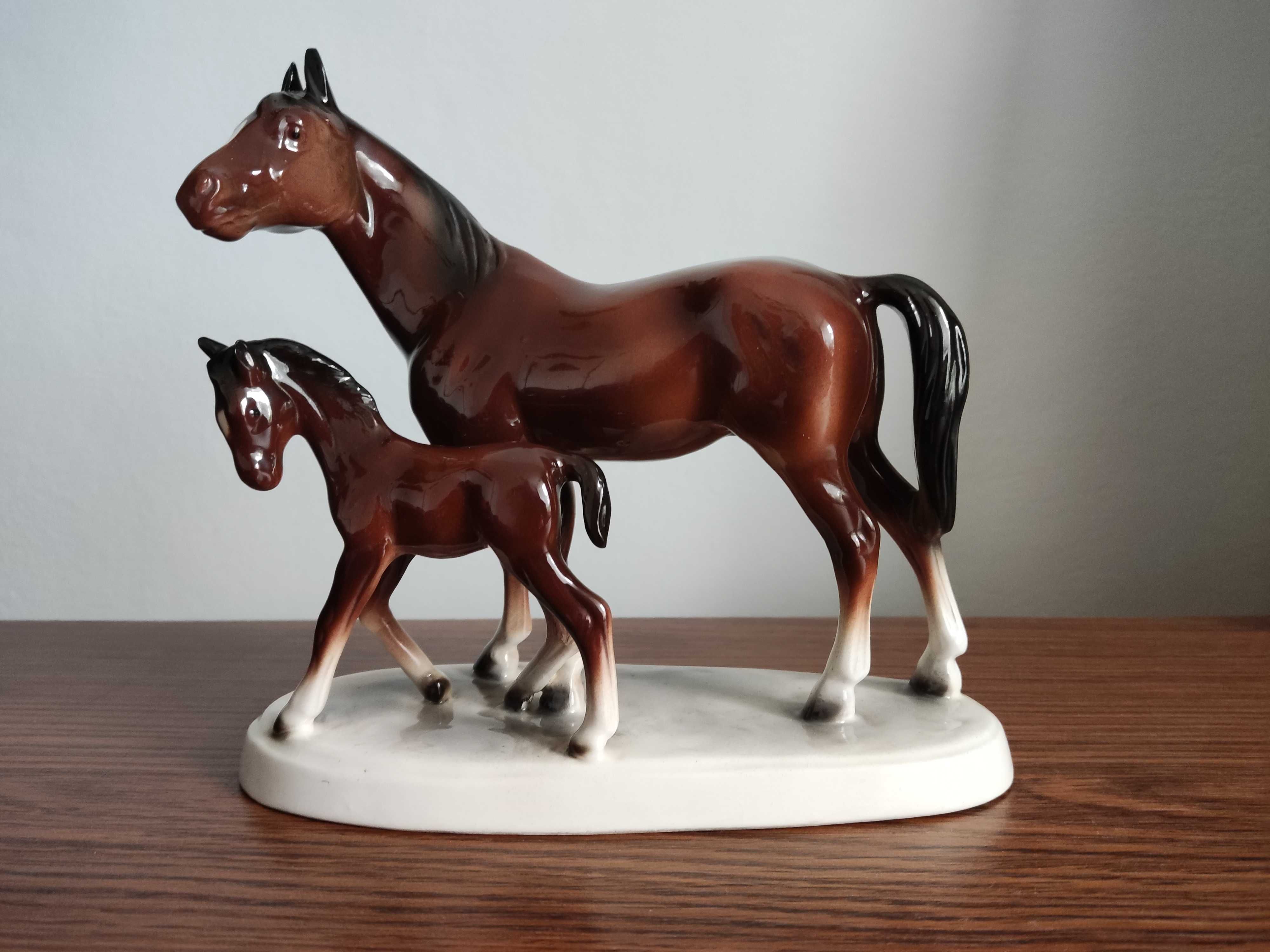konie z porcelany z domowej kolekcji