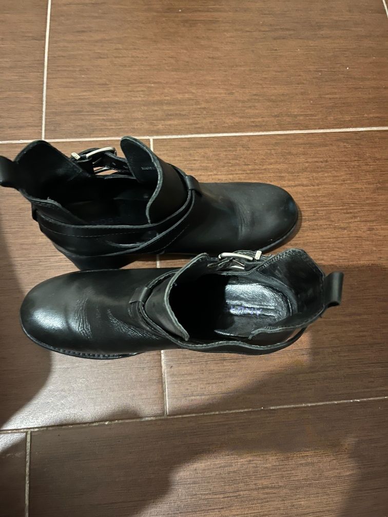 Botas em pele 40 em ótimas condições usados